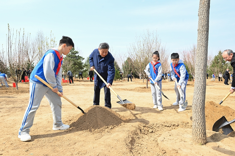 2025年4月3日，习近平总书记来到北京市丰台区永定河畔参加首都义务植树活动。